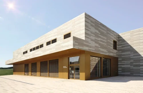 Moderne Architektur eines öffentlichen Gebäudes mit Steinverkleidung