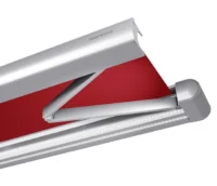 Rote Markise mit silbernem Rahmen und Gelenkarm